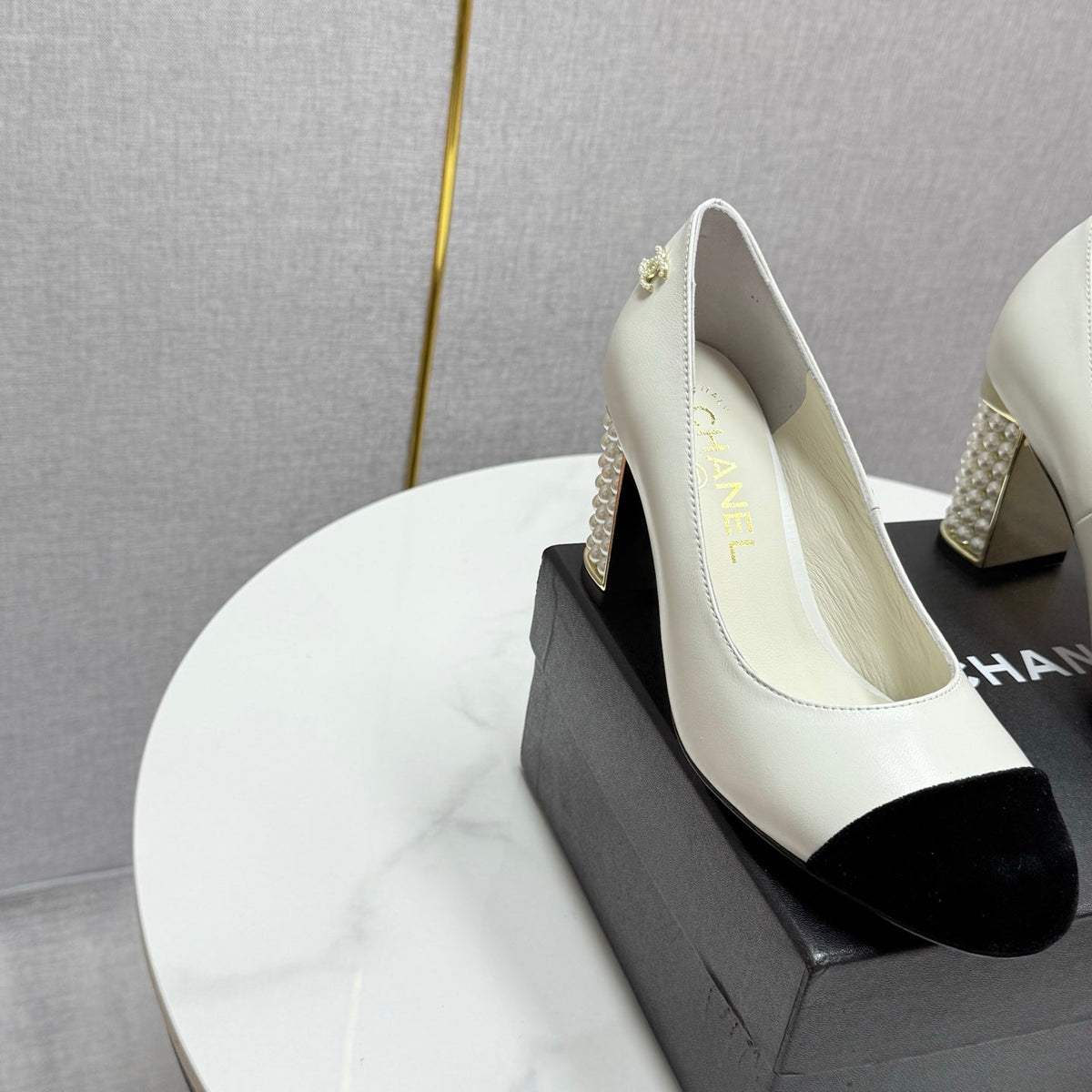 CC HIGH HEEL 25S IN WHITE LAMBSKIN AND BLACK SUEDE WITH PEARL HEEL STYLE 2