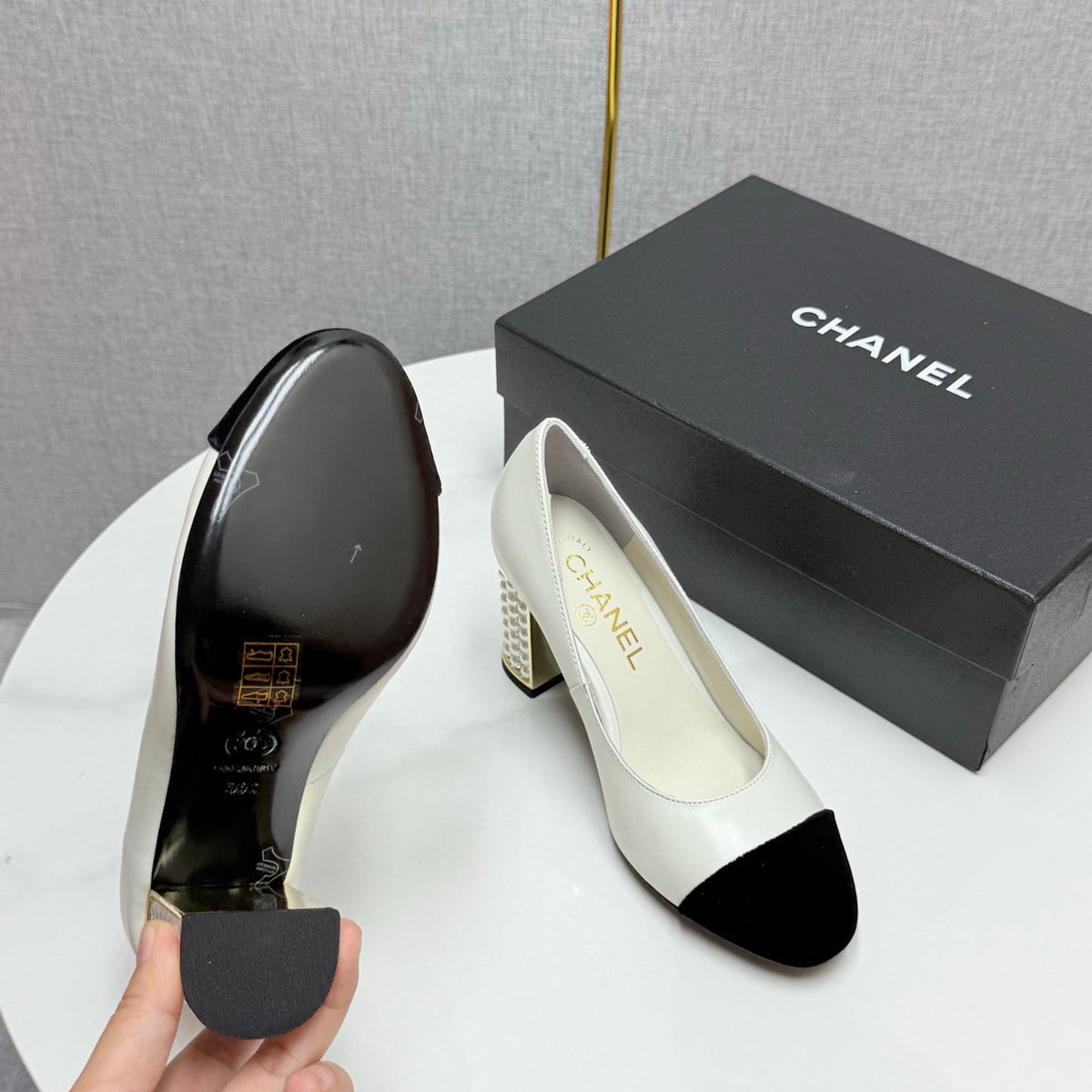 CC HIGH HEEL 25S IN WHITE LAMBSKIN AND BLACK SUEDE WITH PEARL HEEL STYLE 2