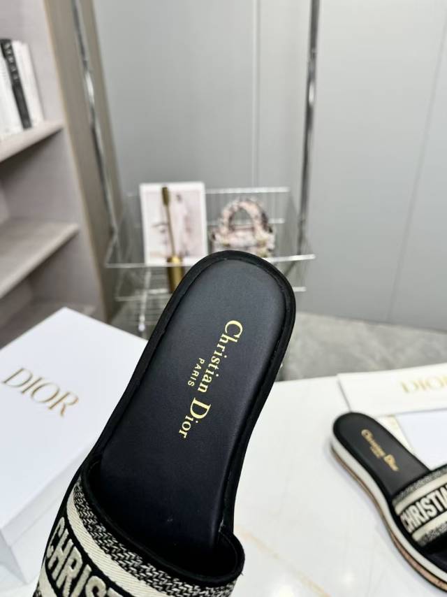 CD DWAY PLATFORM SLIDE IN BLACK AND WHITE COTTON EMBOSSED LOGO
