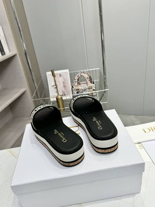 CD DWAY PLATFORM SLIDE IN BLACK AND WHITE COTTON EMBOSSED LOGO