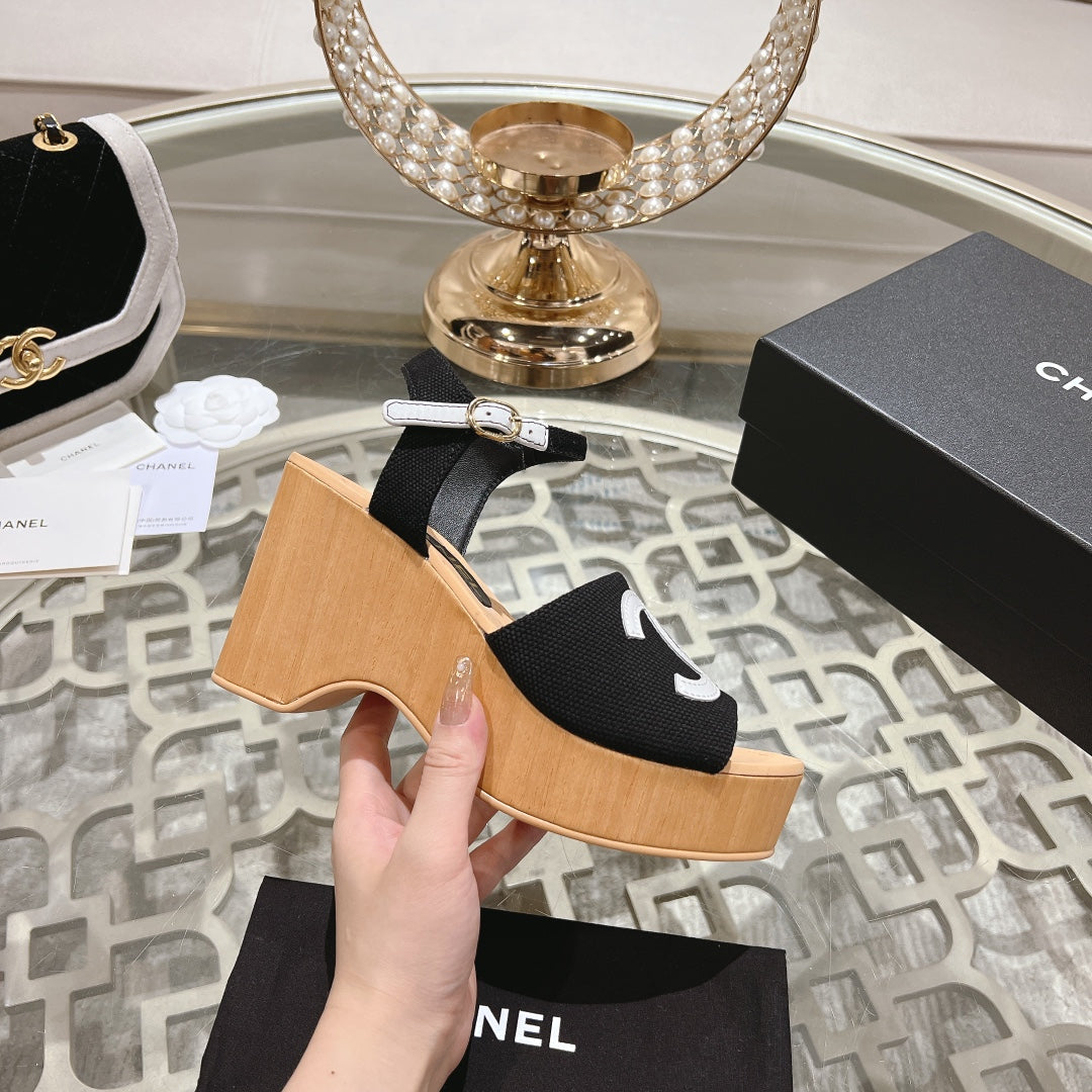WEDGE SANDALS IN BLACK LAMBSKIN WITH WHITE LOGO