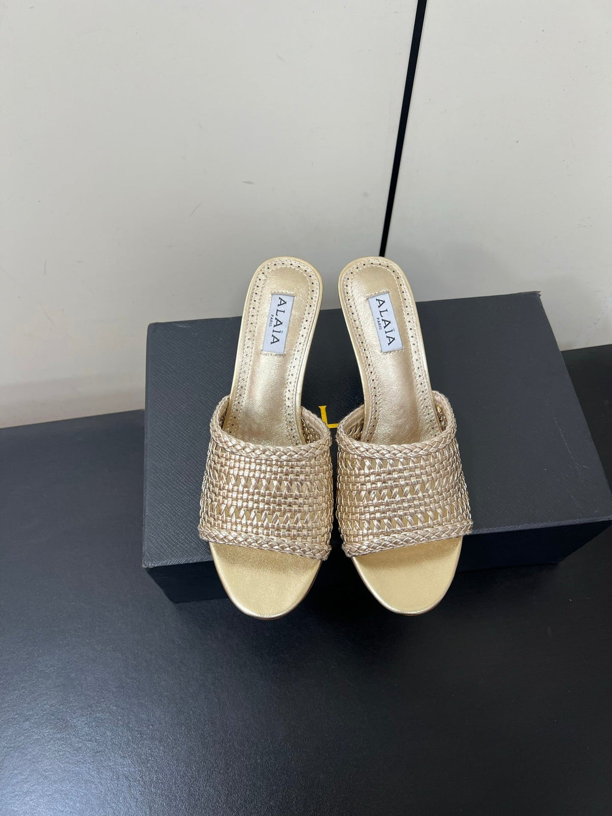 ALAIA HIGH HEEL 25S 70 MM IN GOLD LAMBSKIN WITH WOVEN PATTERN