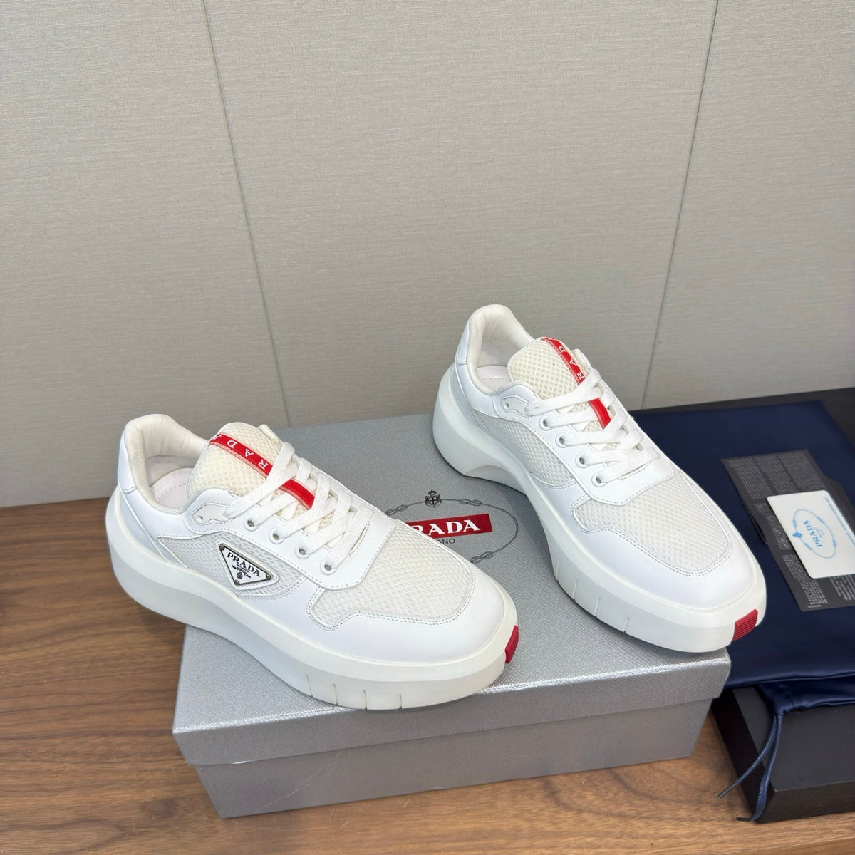 PRADA 25S SPORTY STYLE MEN SNEAKERS LOGO 45MM IN WHITE AND RED CALFSKIN
