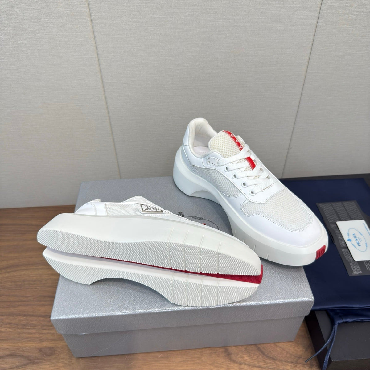 PRADA 25S SPORTY STYLE MEN SNEAKERS LOGO 45MM IN WHITE AND RED CALFSKIN