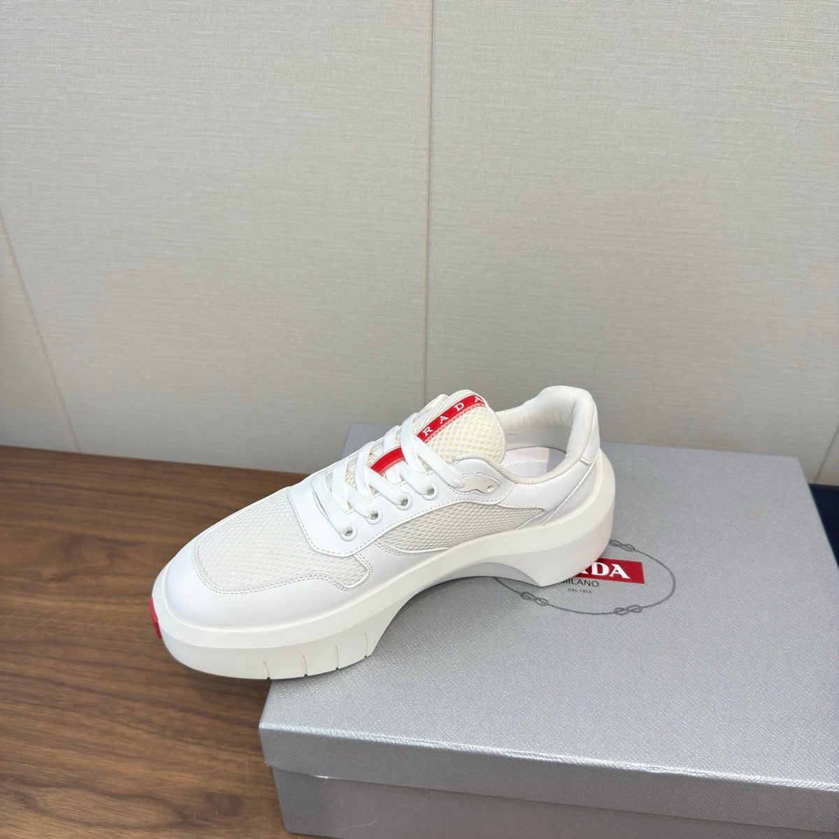 PRADA 25S SPORTY STYLE MEN SNEAKERS LOGO 45MM IN WHITE AND RED CALFSKIN
