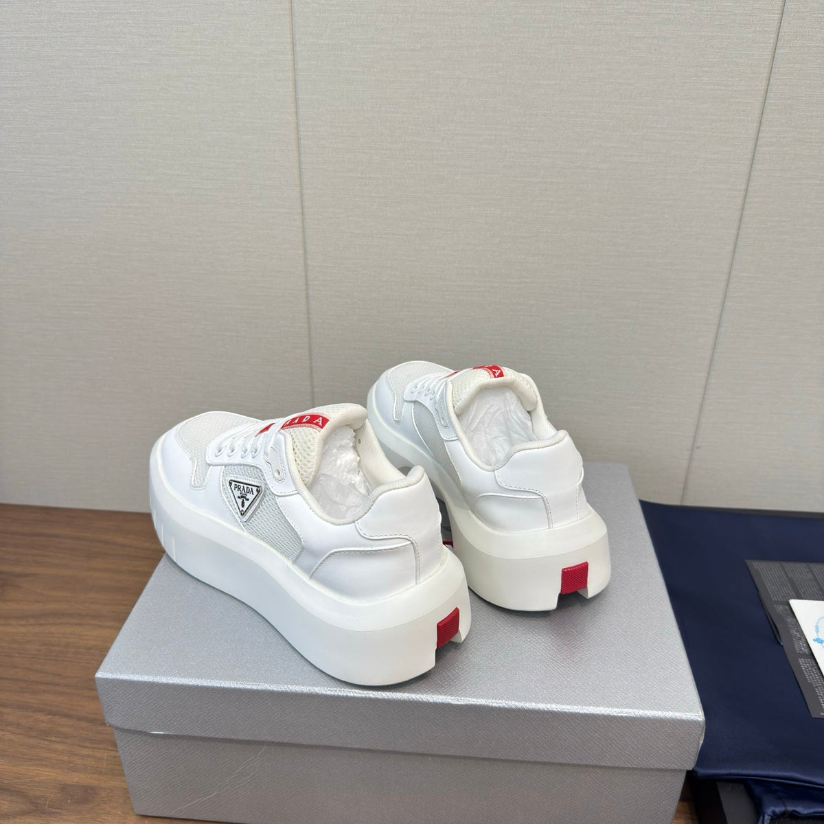 PRADA 25S SPORTY STYLE MEN SNEAKERS LOGO 45MM IN WHITE AND RED CALFSKIN