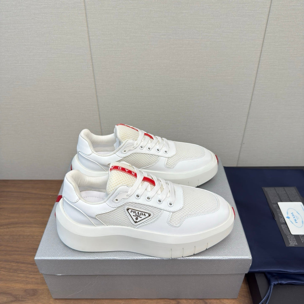 PRADA 25S SPORTY STYLE MEN SNEAKERS LOGO 45MM IN WHITE AND RED CALFSKIN
