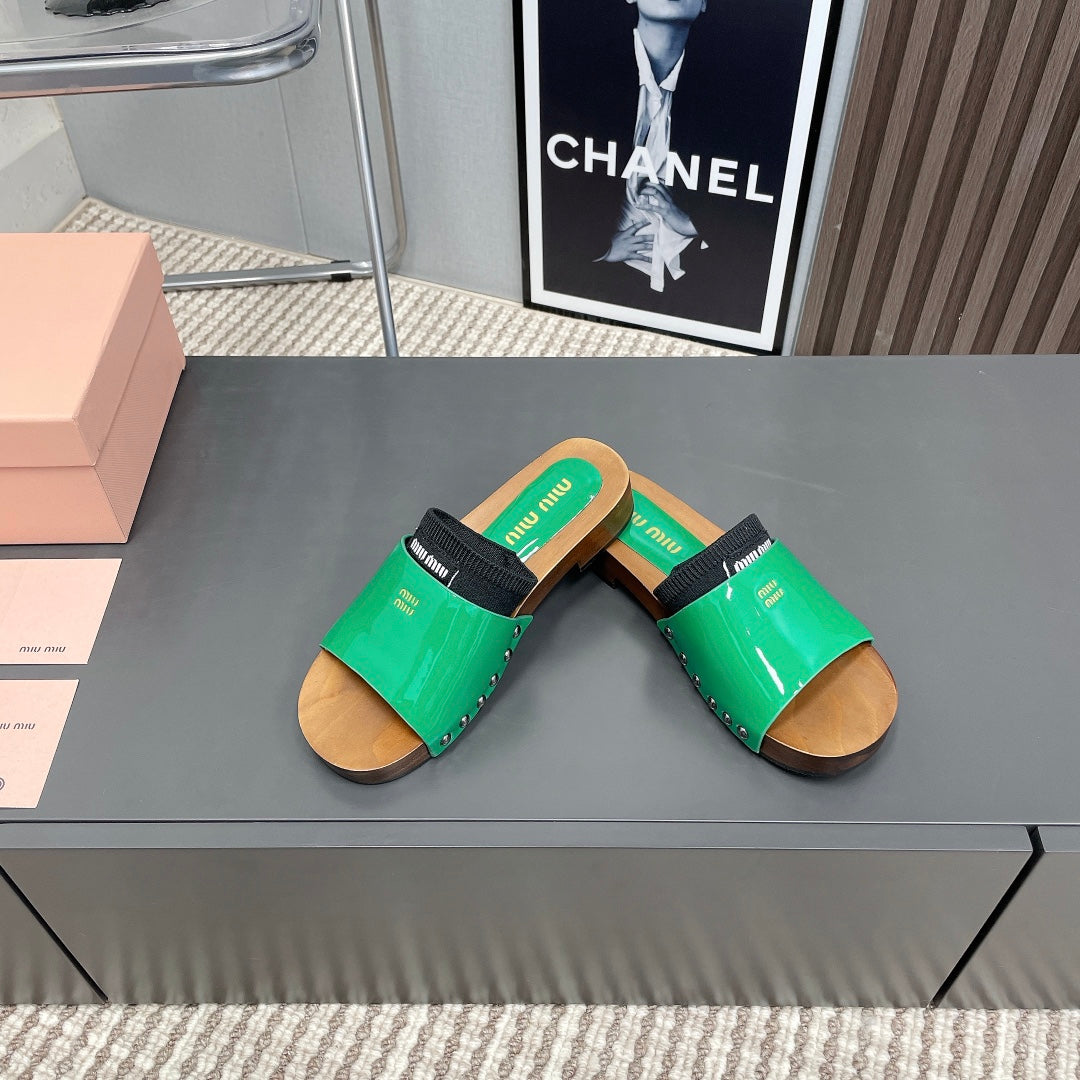 SLIPPERS IN GREEN GLOSSY CALFSKIN WITH BLACK HALF-FOOT SOCKS