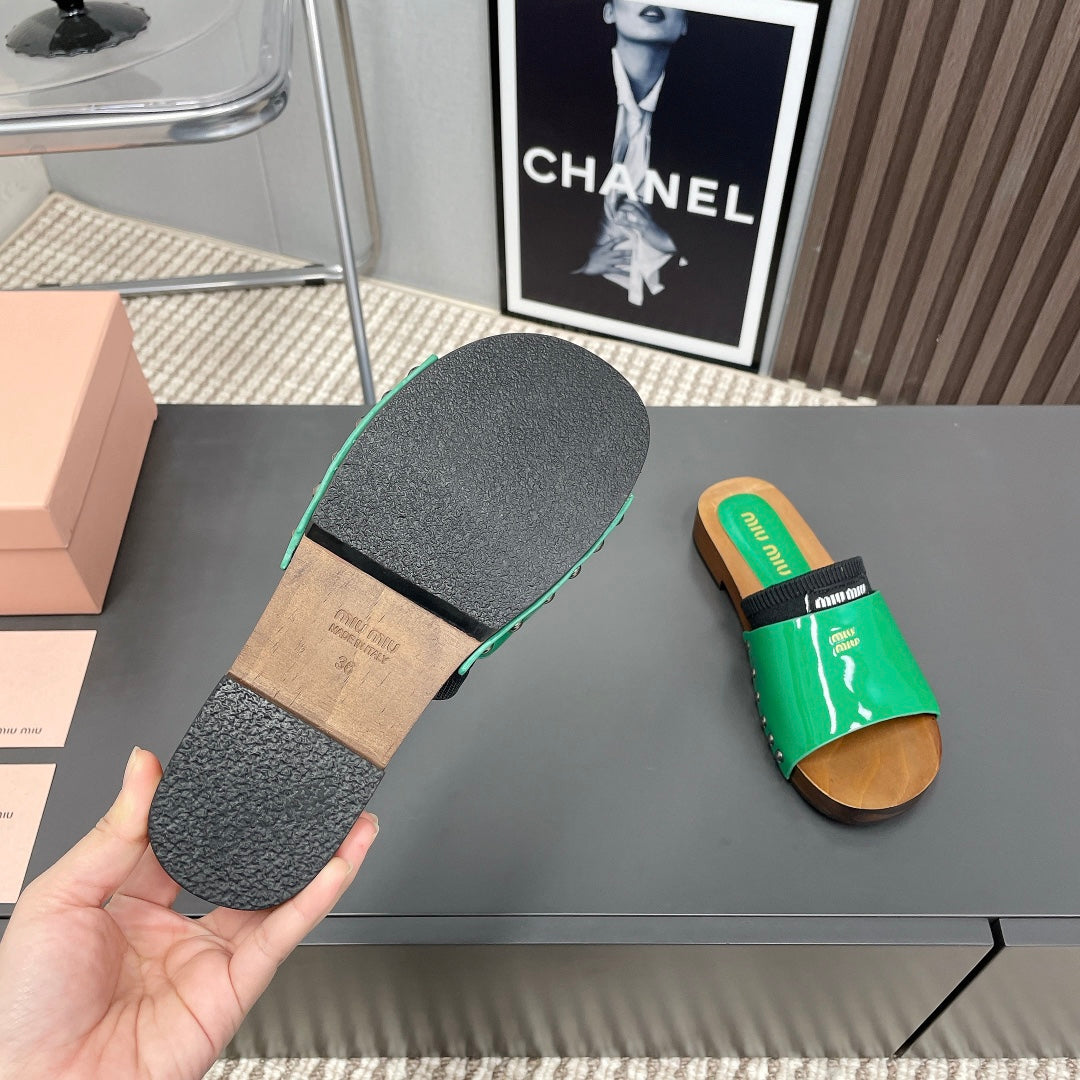 SLIPPERS IN GREEN GLOSSY CALFSKIN WITH BLACK HALF-FOOT SOCKS