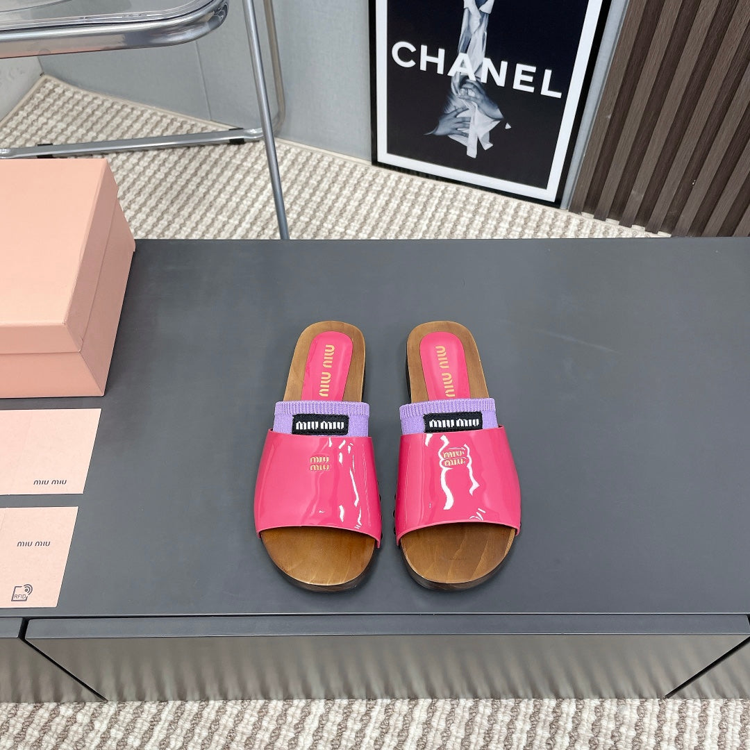 SLIPPERS IN PINK GLOSSY CALFSKIN WITH PURPLE HALF-FOOT SOCKS