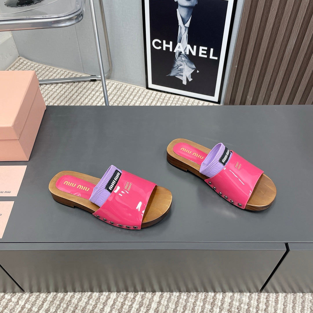 SLIPPERS IN PINK GLOSSY CALFSKIN WITH PURPLE HALF-FOOT SOCKS