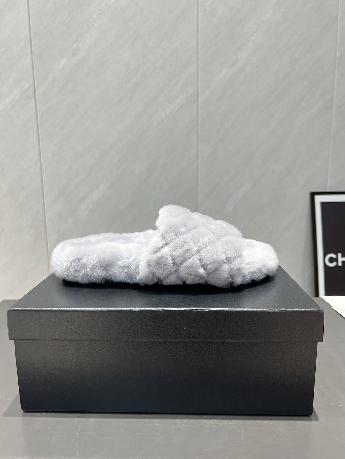 CHANEL 25S SLIPPERS IN LIGHT GRAY FUR