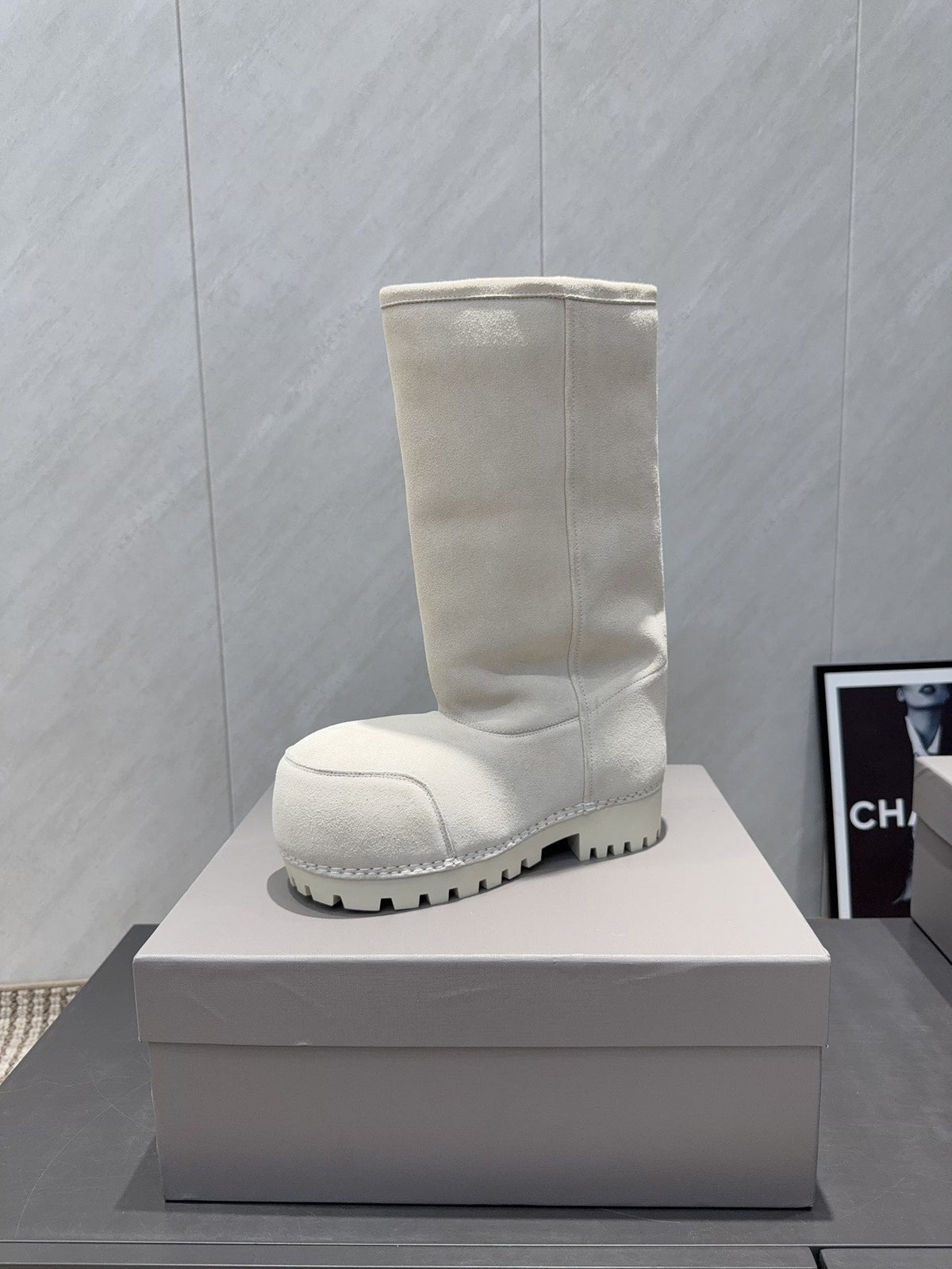 BALENCIAGA 25S BOOTS PLATFORM HEEL IN WHITE SUEDE STYLE 3