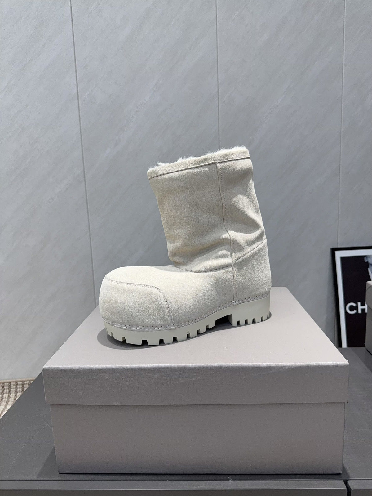 BALENCIAGA 25S LOW ANKLE BOOTS PLATFORM HEEL IN WHITE SUEDE STYLE 2