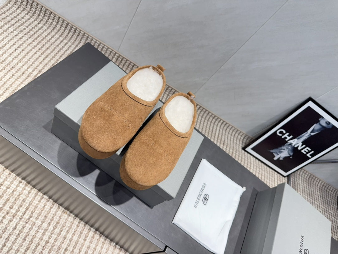 BALENCIAGA 25S AURALEE SLIP-ON 50 MM IN LIGHT BROWN SUEDE STYLE 1