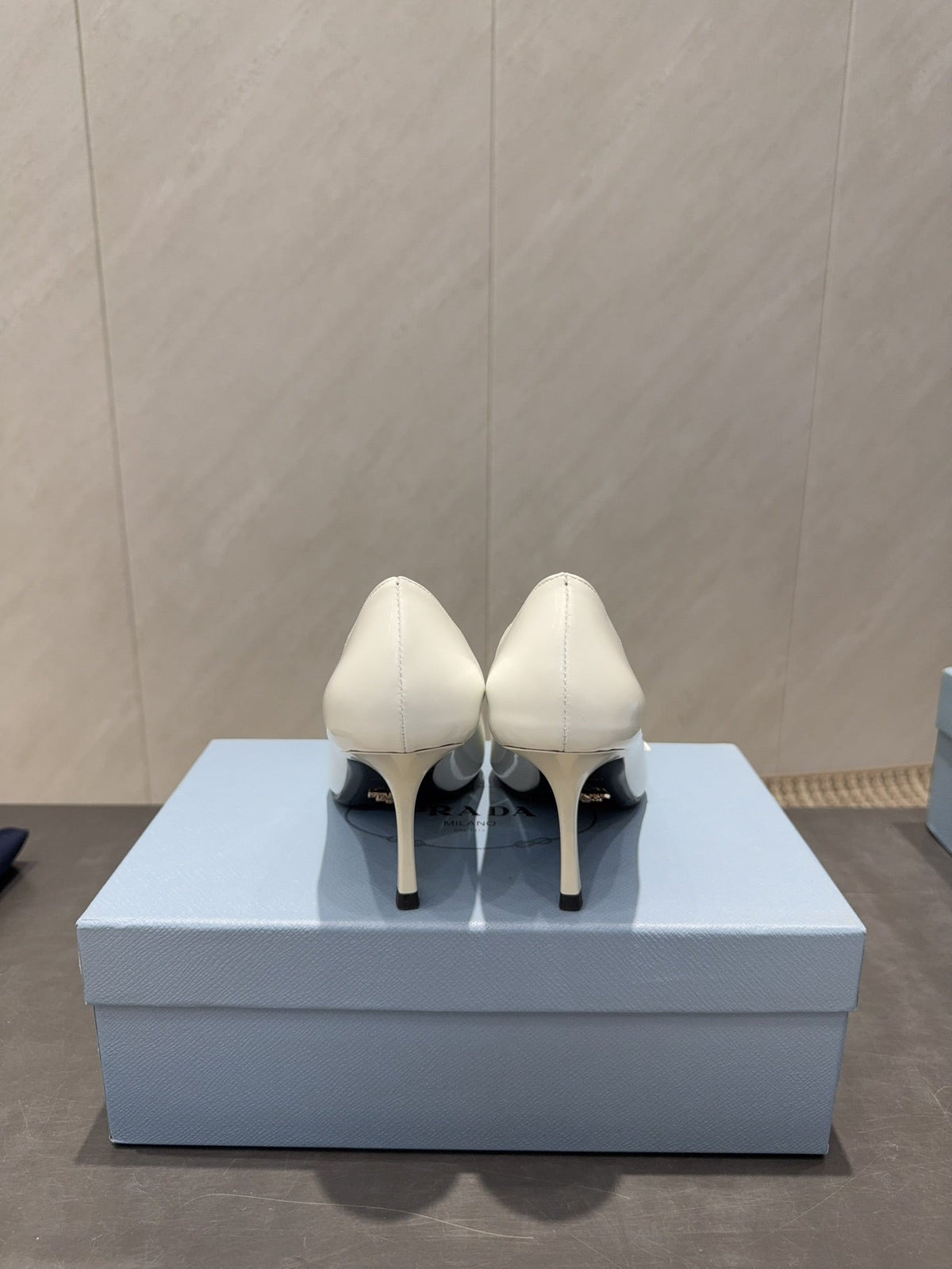 PRADA 26S POINTED TOE HEELS 75MM IN WHITE CALFSKIN WITH BOW