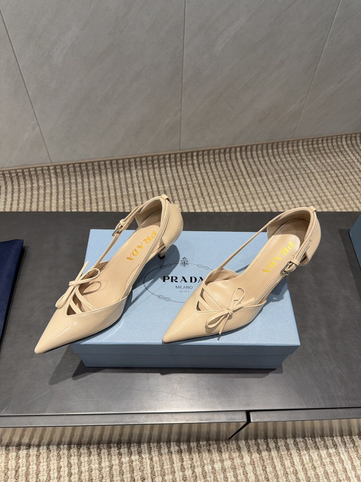 PRADA 26S POINTED TOE CUT OUT HIGH HEELS 75MM IN BEIGE CALFSKIN WITH BOW