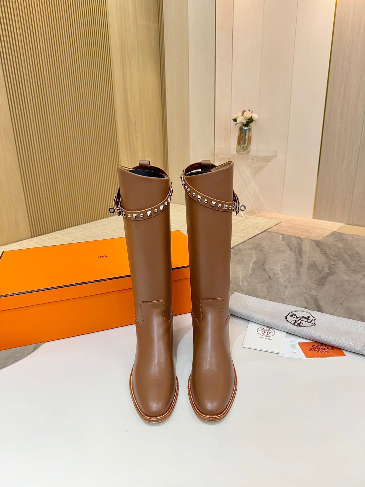 HM 25S KNEE-HIGH FLAT BOOTS IN BROWN LAMBSKIN WITH SILVER HARDWARE