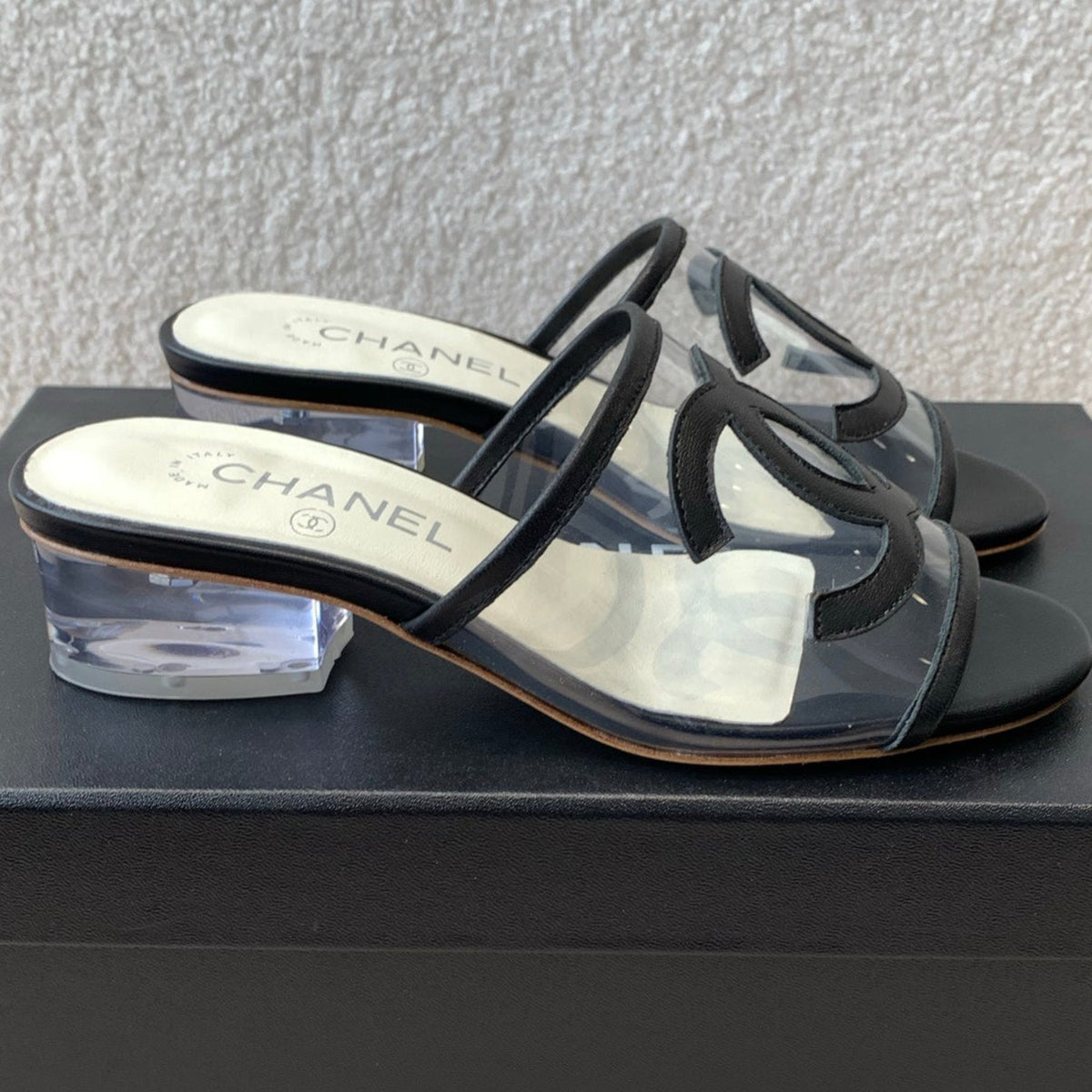 SLIDE SANDALS IN BLACK LAMBSKIN WITH TRANSPARENT PVC