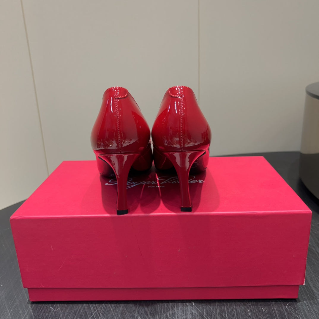 BELLE VIVIER PUMPS IN RED GLOSSY CALFSKIN GOLD BUCKLE