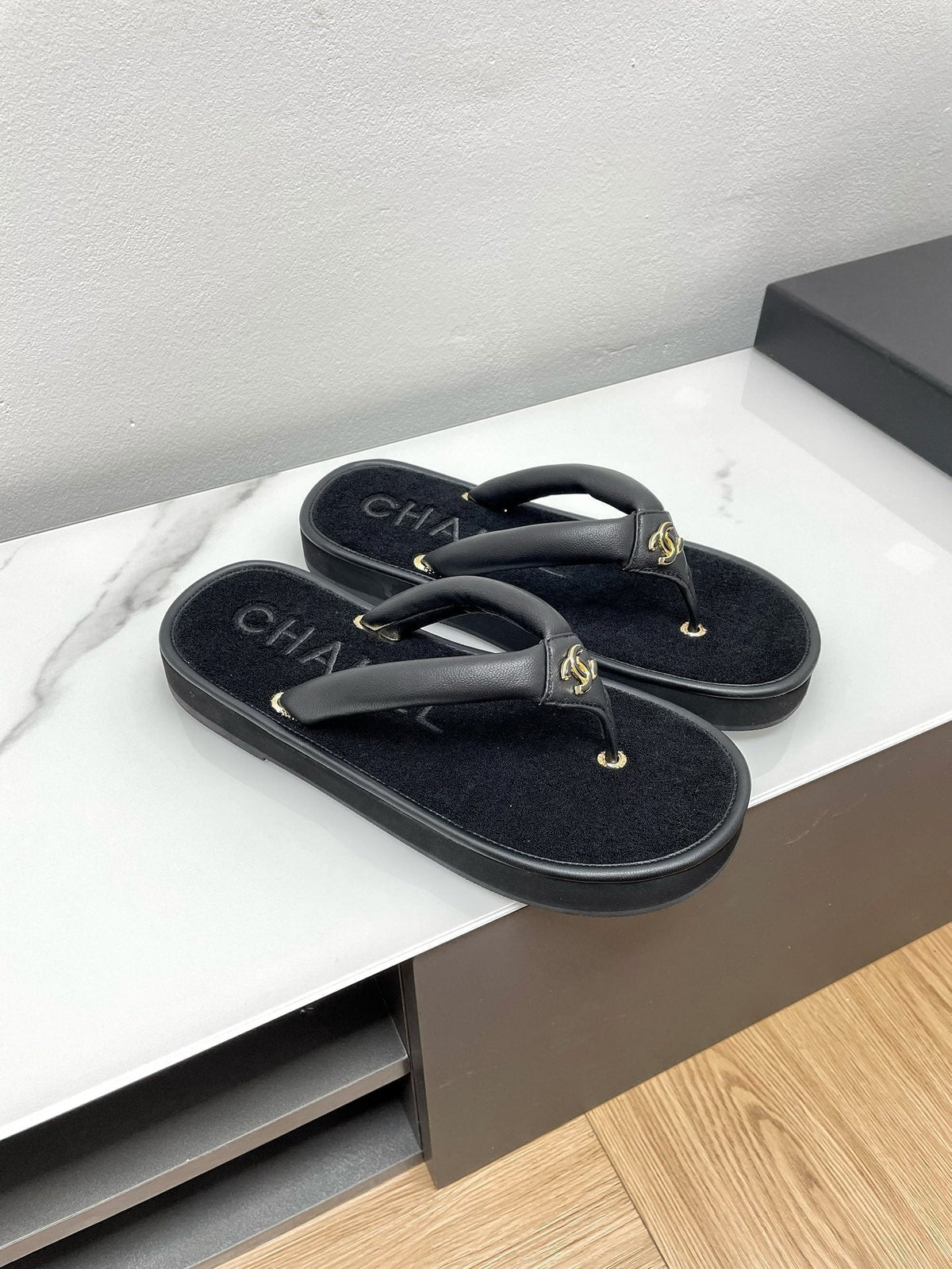 THONG SLIPPERS IN BLACK LAMBSKIN