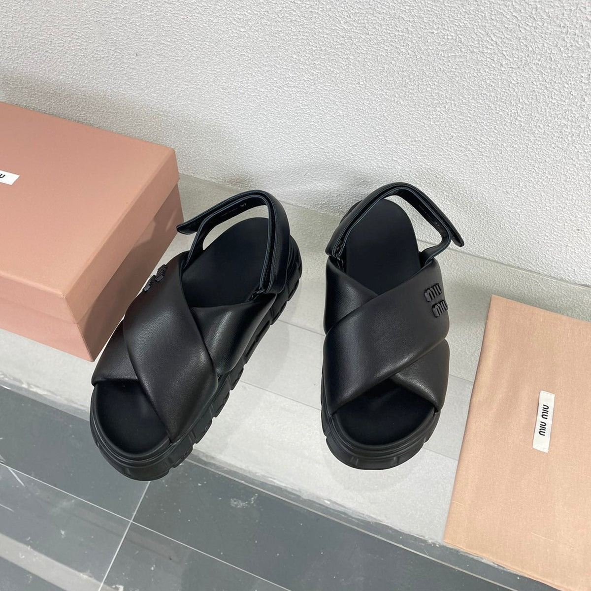 Thick-Soled Sandals Black Leather