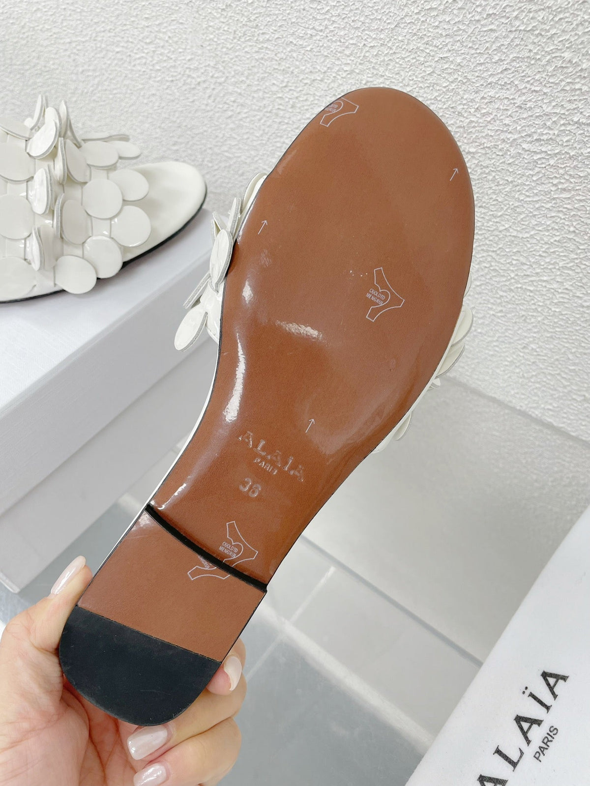 ALAIA FLAT MULE IN WHITE GLOSSY LAMBSKIN