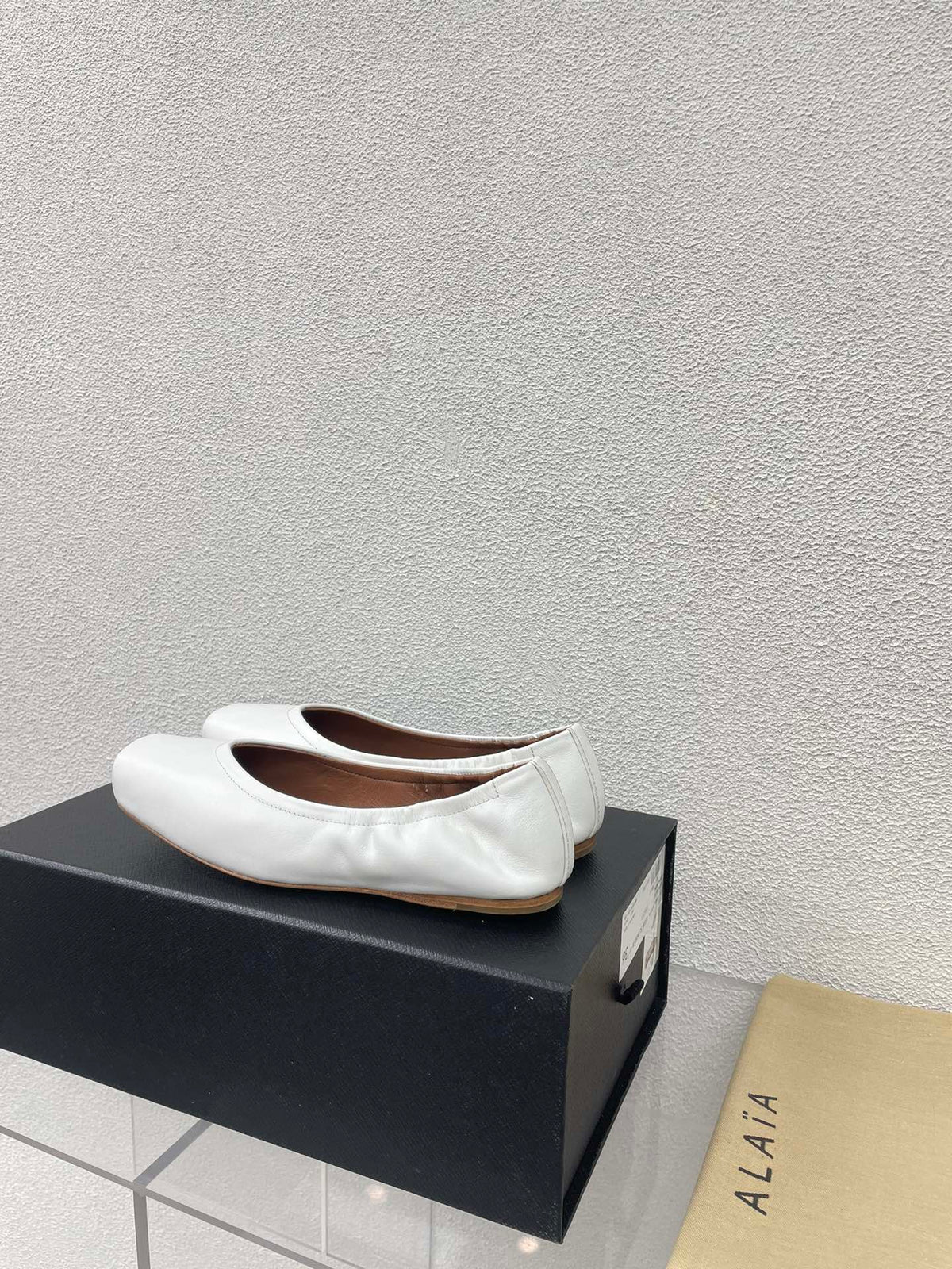 ALAIA BALLET FLATS IN WHITE CALFSKIN