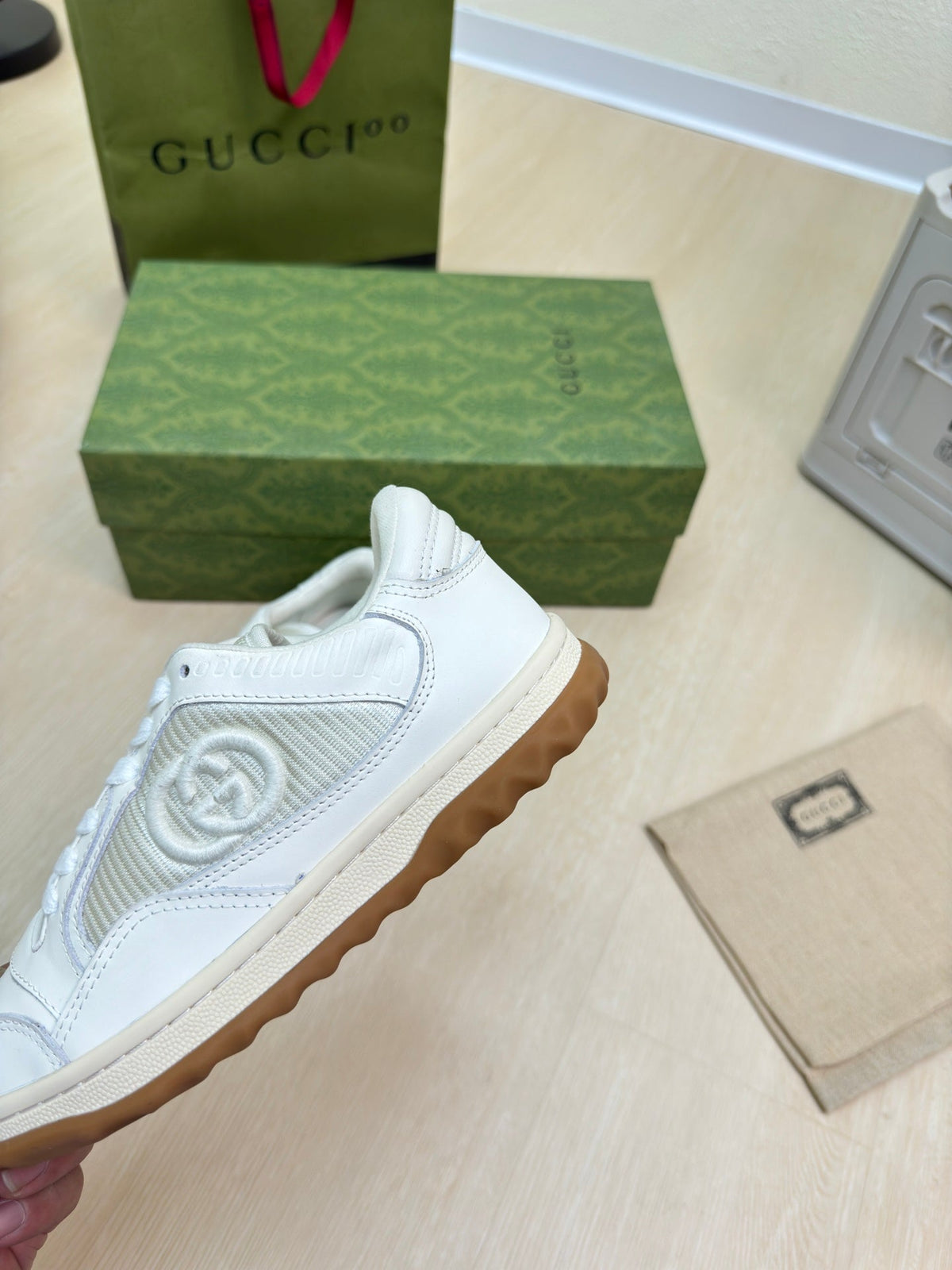 GG INTERLOCKING G SNEAKER WHITE BEIGE CALFSKIN AND FABRIC