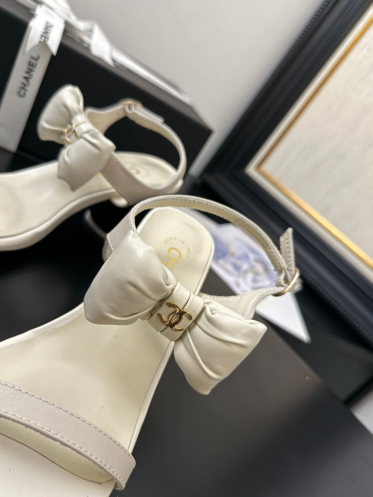 MID HEEL SANDALS IN WHITE CALFSKIN WITH BOW