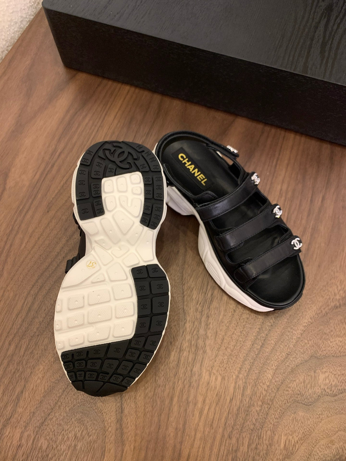 SANDAL 25S LOGO IN BLACK LAMBSKIN