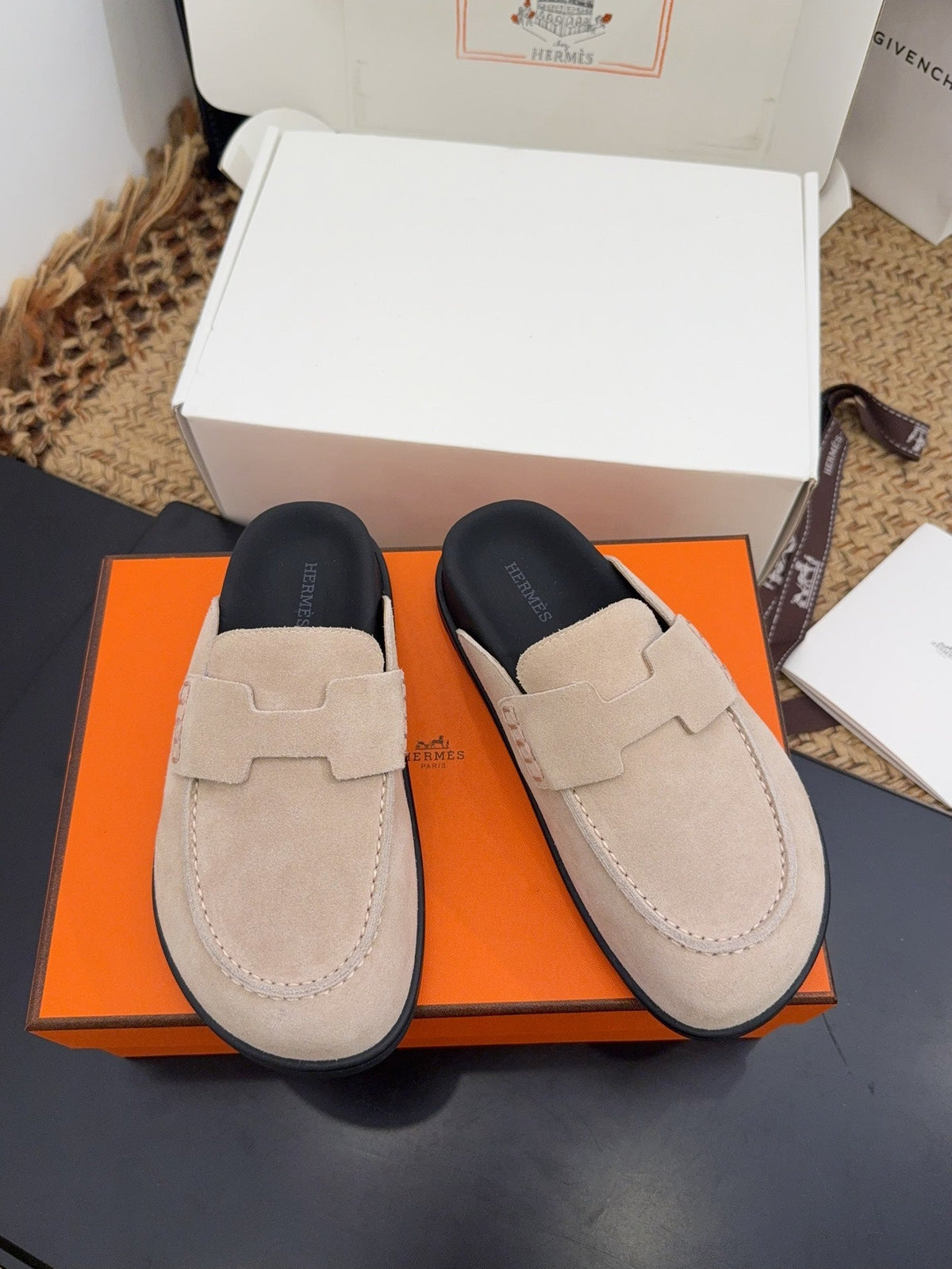 HM 25S MULE IN BEIGE SUEDE