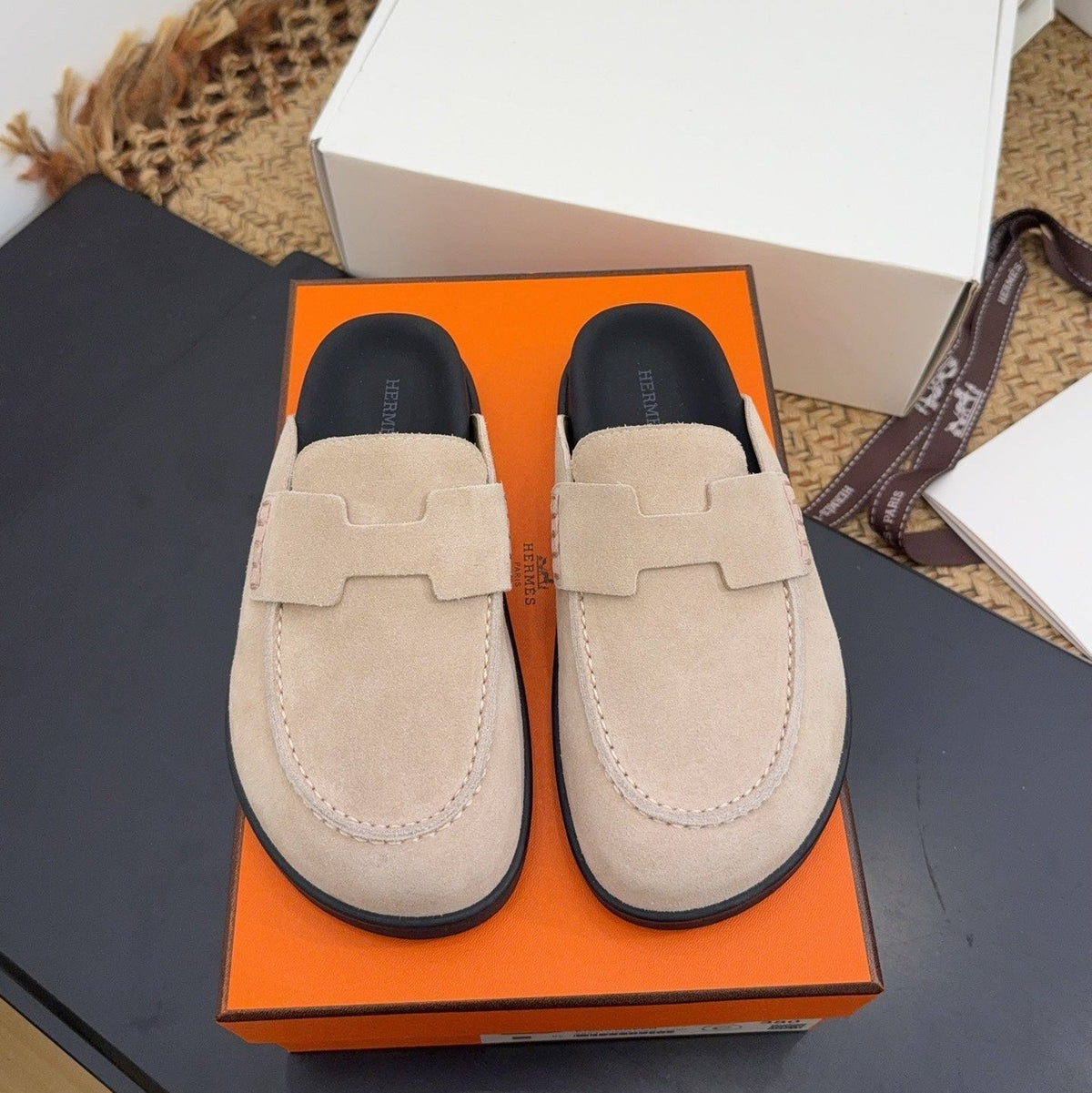 HM 25S MULE IN BEIGE SUEDE