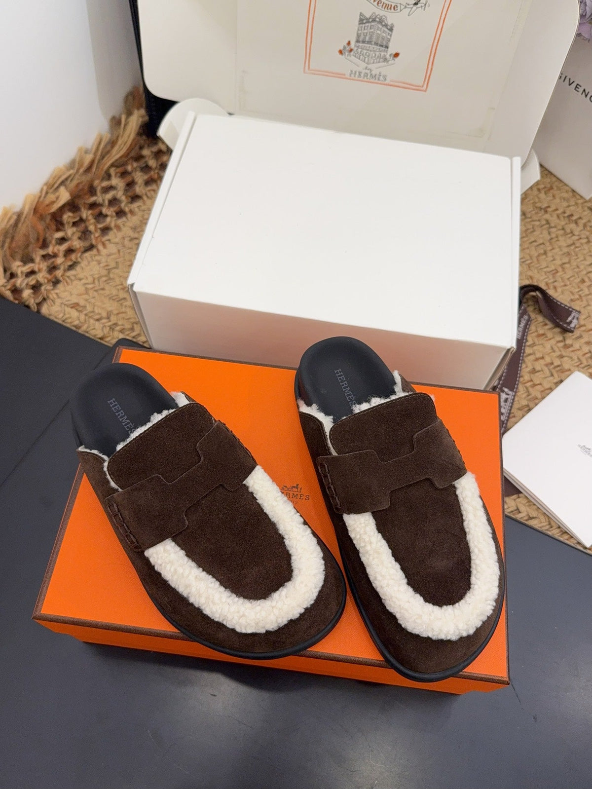 HM 25S MULE IN DARK CHOCOLATE BROWN SUEDE MIX WHITE SHEARLING