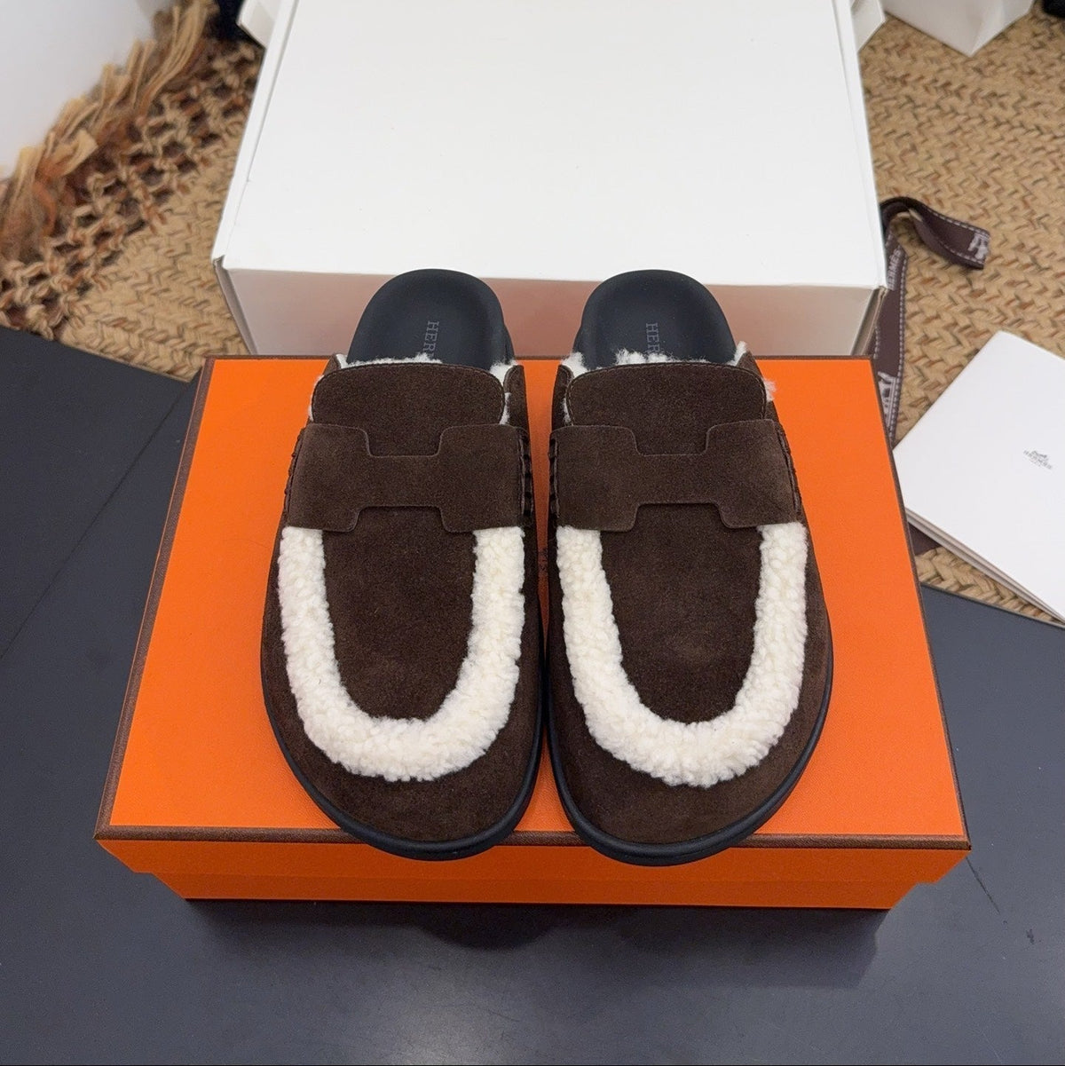 HM 25S MULE IN DARK CHOCOLATE BROWN SUEDE MIX WHITE SHEARLING