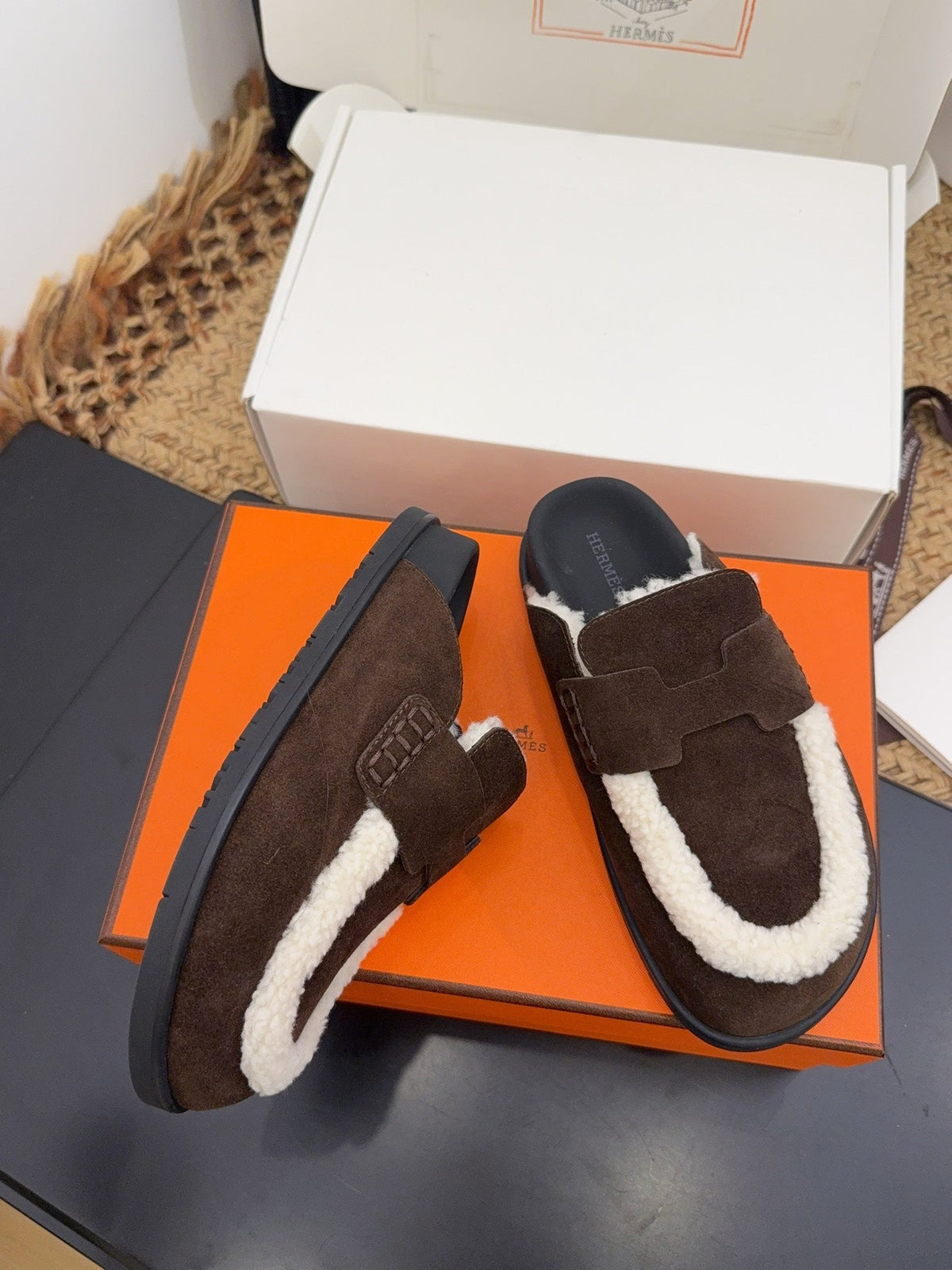 HM 25S MULE IN DARK CHOCOLATE BROWN SUEDE MIX WHITE SHEARLING