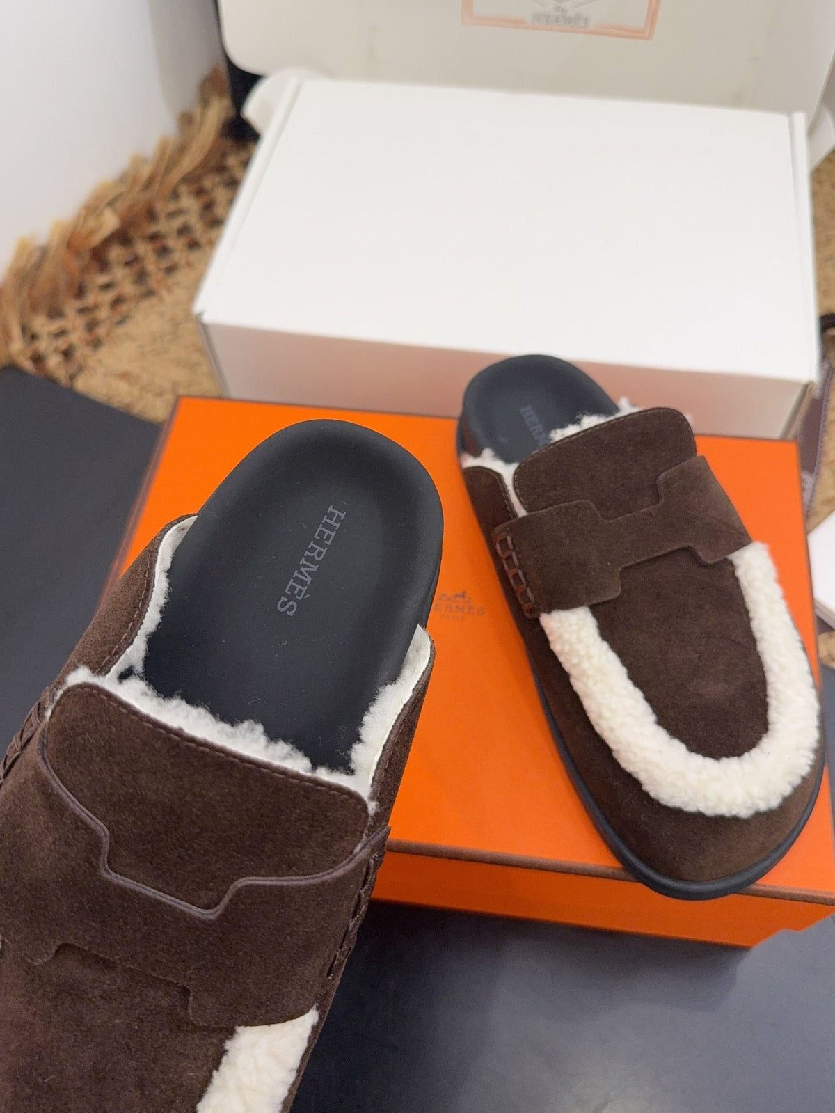 HM 25S MULE IN DARK CHOCOLATE BROWN SUEDE MIX WHITE SHEARLING