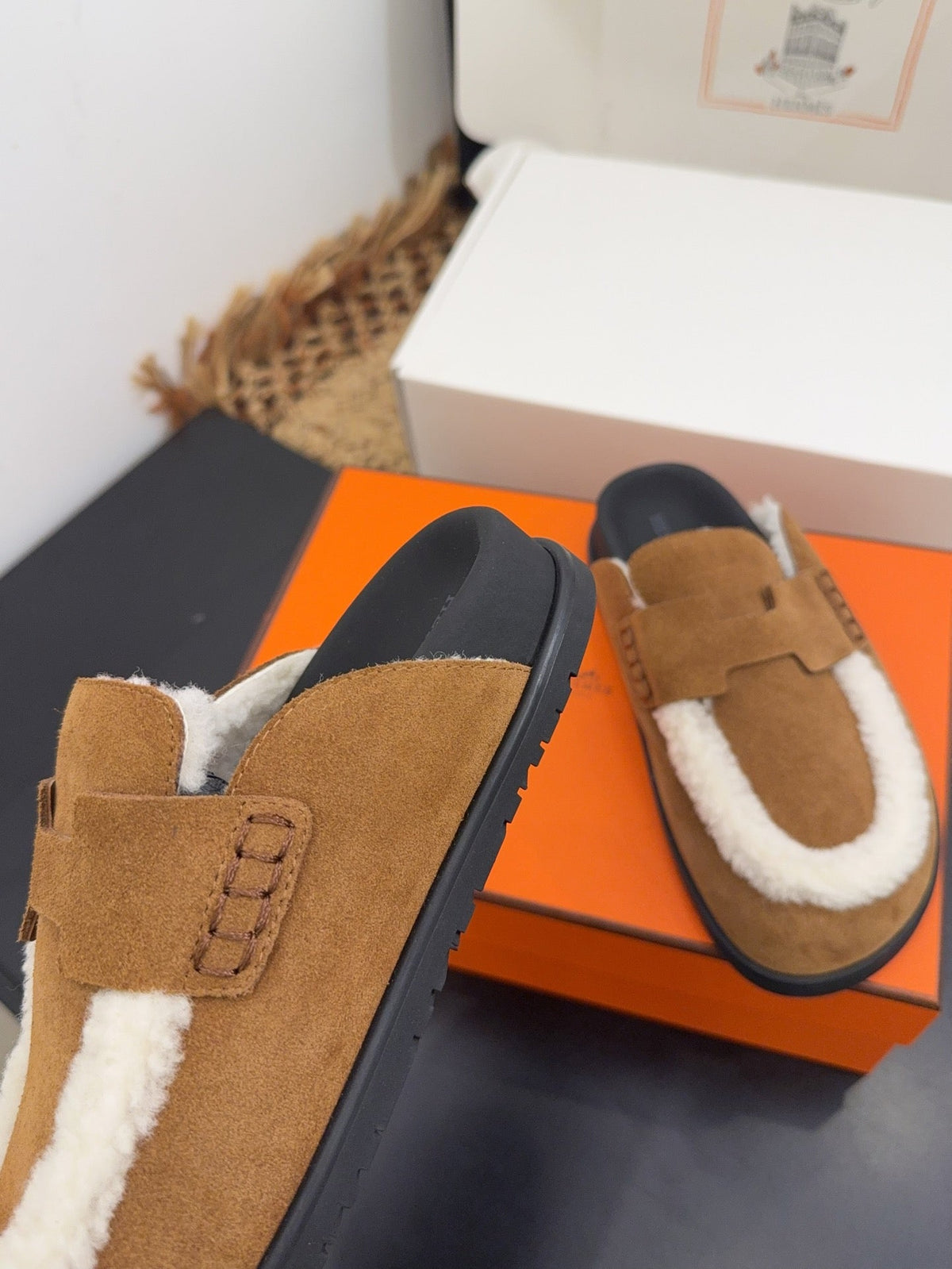 HM 25S MULE IN SOFT BROWN SUEDE MIX WHITE SHEARLING