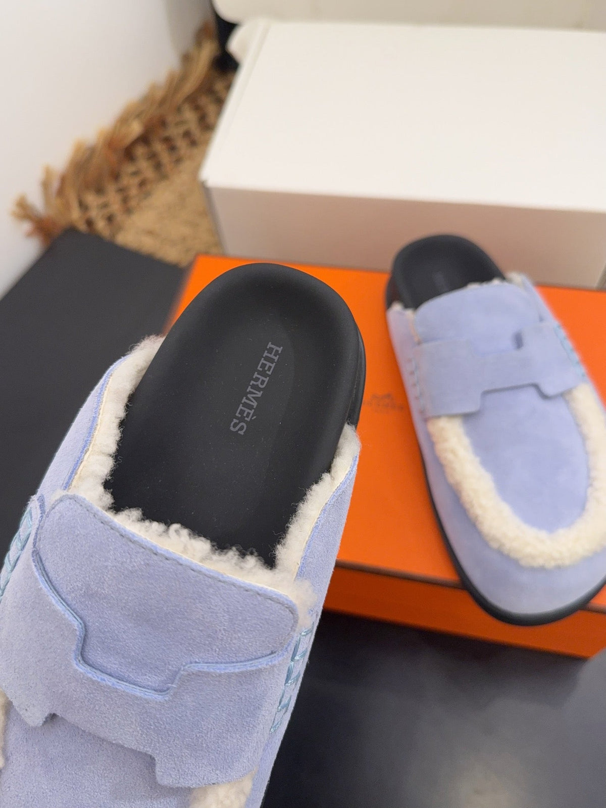 HM 25S MULE IN SOFT LAVENDER BLUE SUEDE MIX WHITE SHEARLING