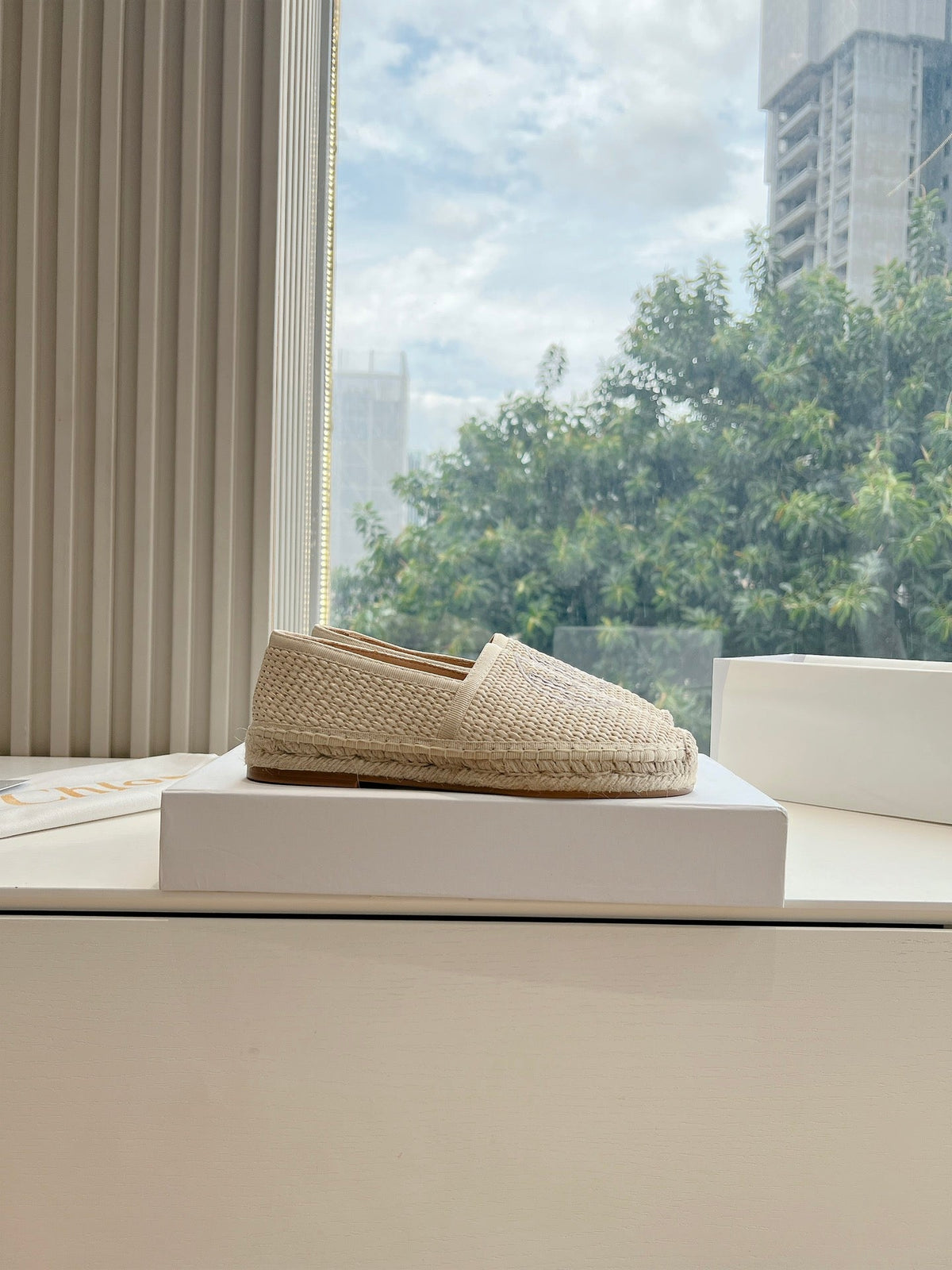 CHLOÉ WOVEN LOAFER IN BEIGE RAFFIA