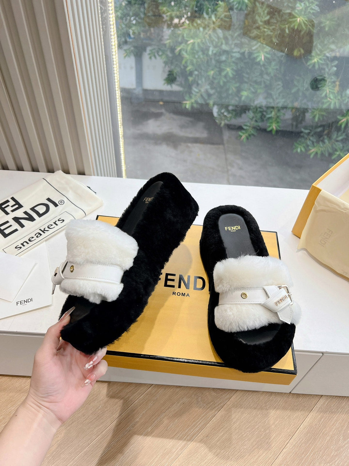 THICK-SOLDED SLIPPER IN WHITE MIX BLACK LAMB FUR