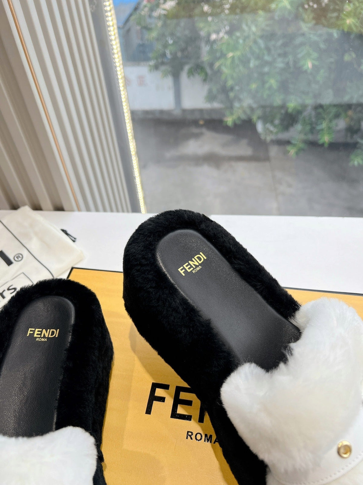 THICK-SOLDED SLIPPER IN WHITE MIX BLACK LAMB FUR