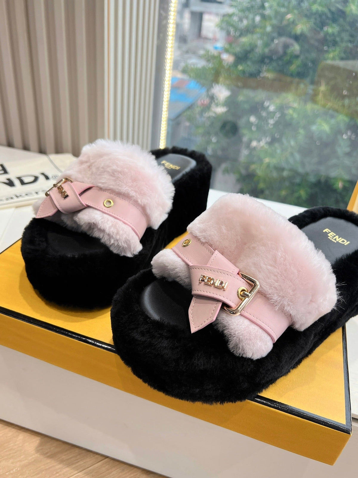 THICK-SOLDED SLIPPER IN BABY PINK MIX BLACK LAMB FUR