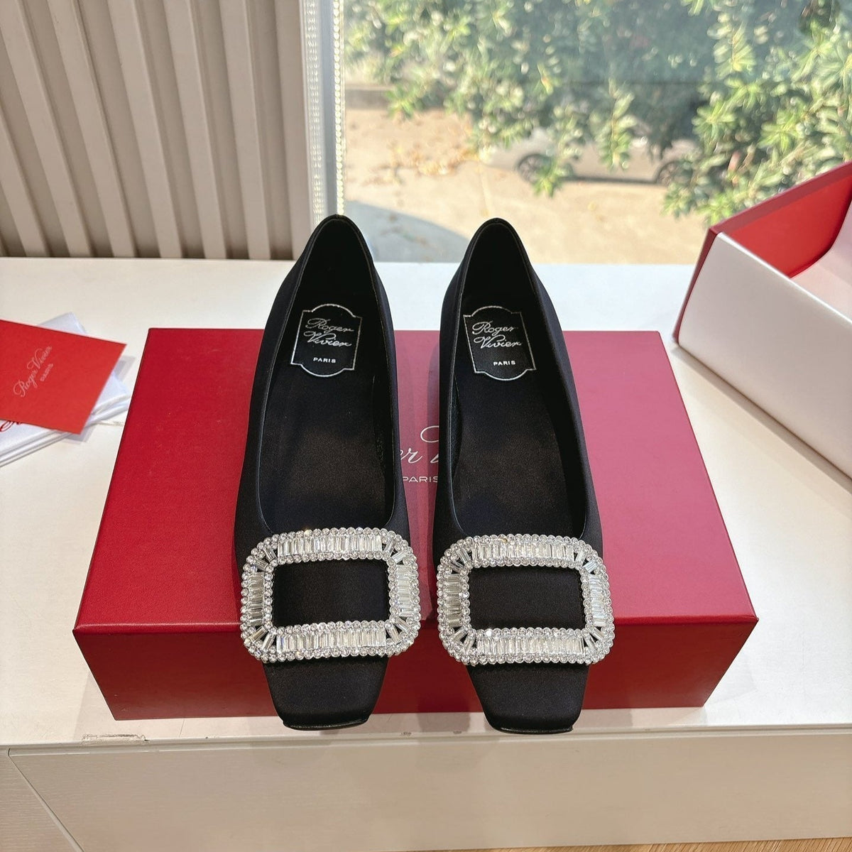 BELLE VIVIER BALLERINAS IN BLACK SILK