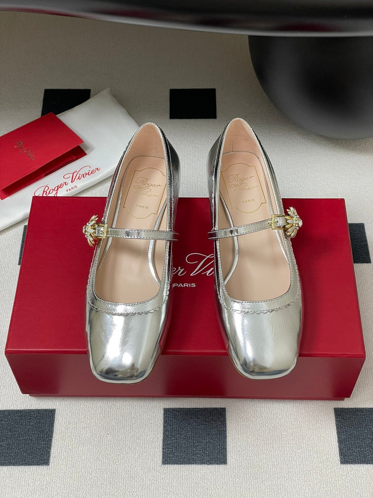 TRÈS VIVIER MARY JANE PUMPS IN SILVER PATENT CALFSKIN