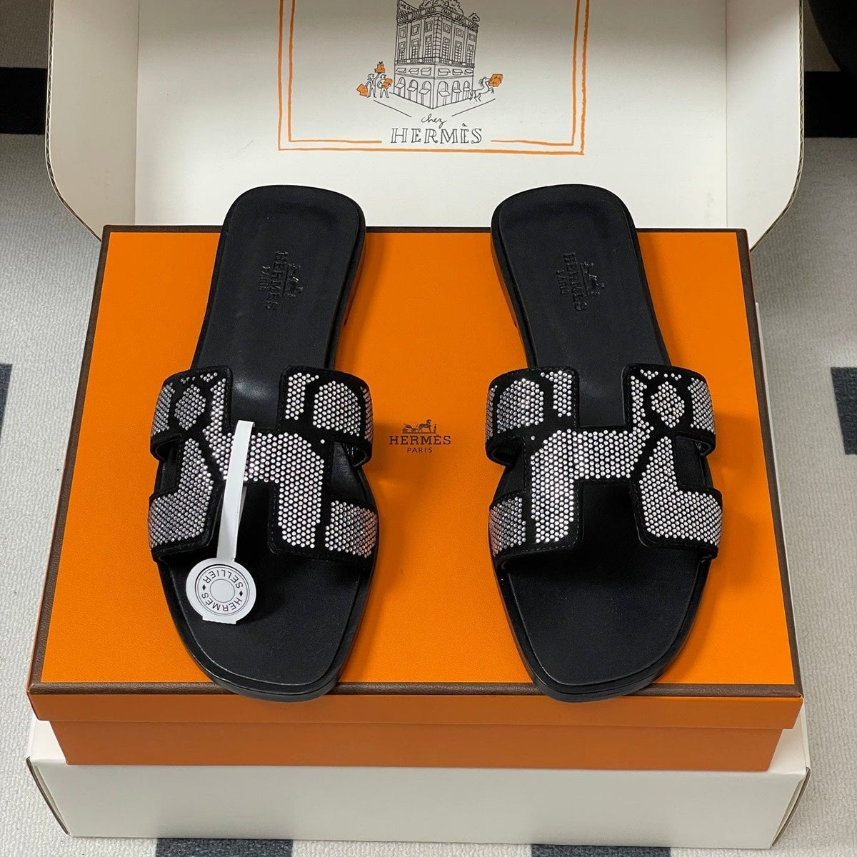 HM 25S ORAN SANDAL IN BLACK LAMBSKIN WITH WHITE STONE DETAILS