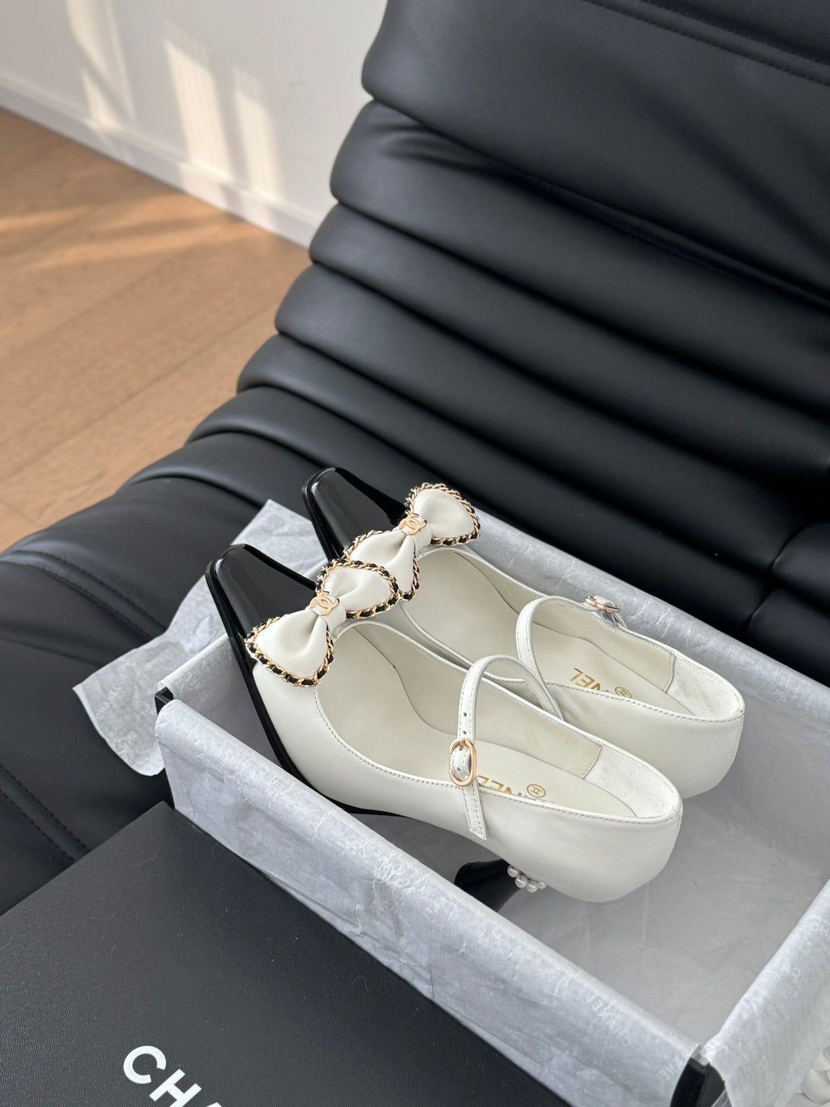 CC POINTED TOE HIGH HEELS IN WHITE MIX BLACK LAMBSKIN GOLD HARDWARE