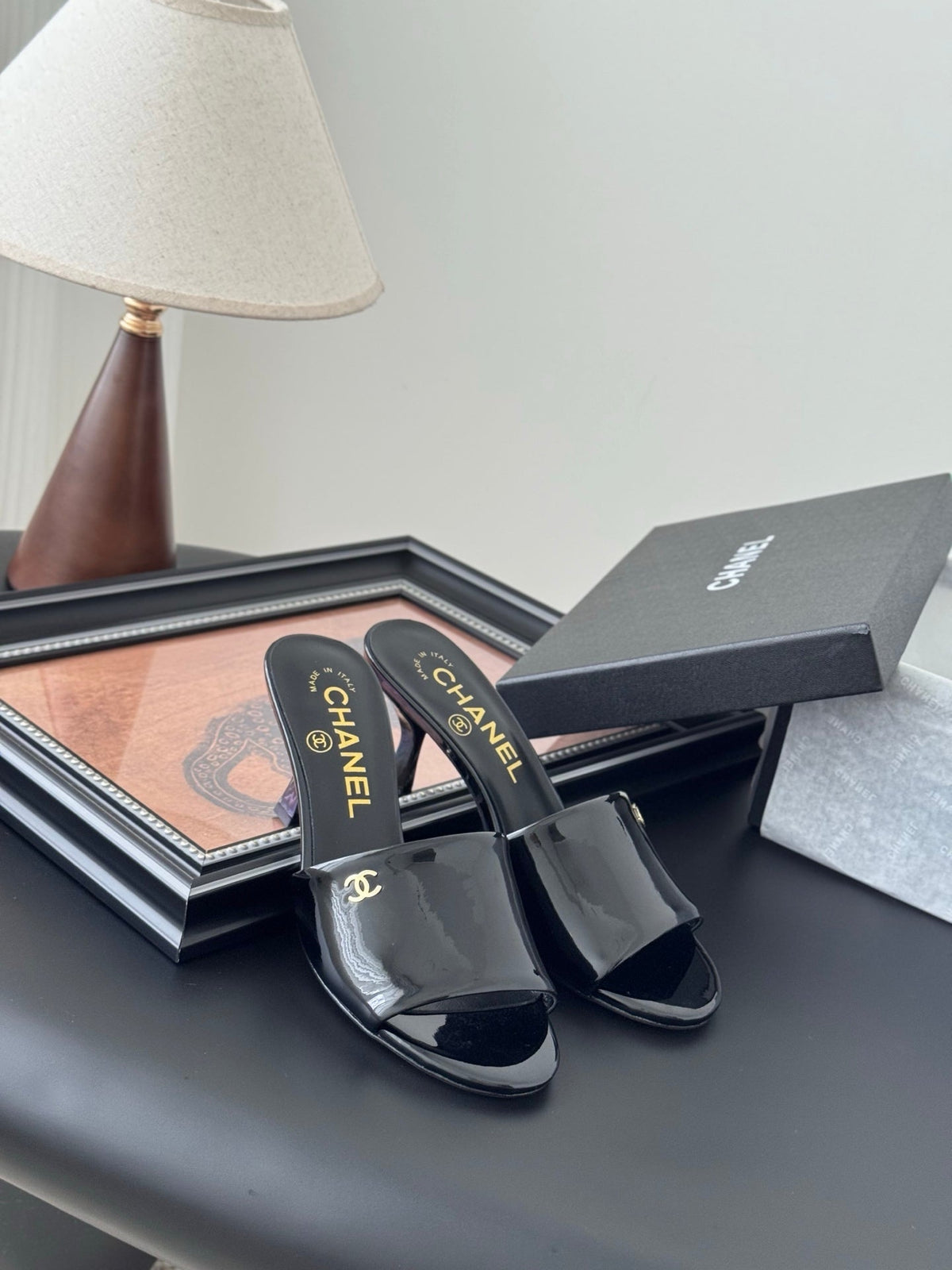HIGH HEELS IN BLACK GLOSSY LEATHER