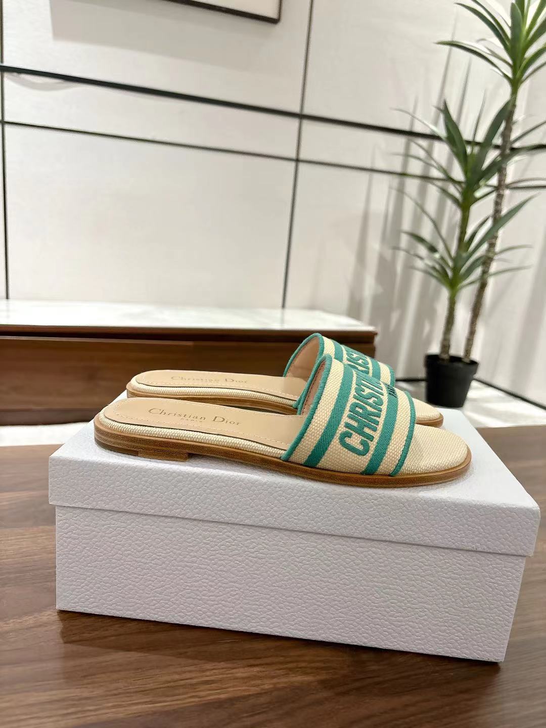 DWAY SLIDES IN BEIGE AND GREEN TECHNICAL FABRIC