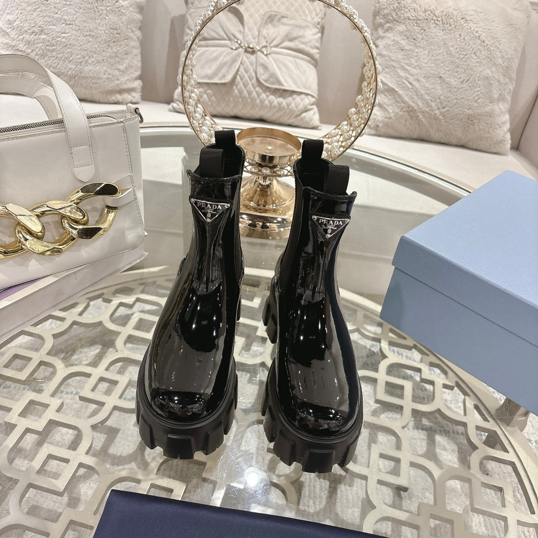 PRADA 26S MONOLITH CHELSEA BOOTS IN BLACK PATENT CALFSKIN AND FABRIC